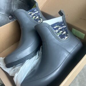 L.L. Bean Women's Wellies Rain Boots in Charcoal with Camo Trim - sz 8